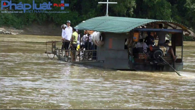 23 người cả l&aacute;i v&agrave; phụ, kh&ocirc;ng ai mặc &aacute;o phao nhồi nh&eacute;t cả tr&ecirc;n khoang m&aacute;y con thuyền nhỏ. (Ảnh: Tiến Vũ)