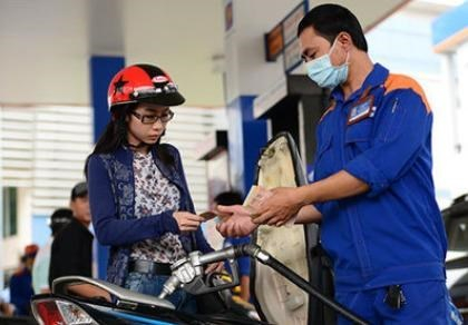 Việc c&aacute;c c&ocirc;ng ty xăng dầu ngoại tham gia v&agrave;o kh&acirc;u b&aacute;n lẻ sẽ tạo ra sức cạnh tranh mạnh mẽ, kh&aacute;ch h&agrave;ng c&oacute; lợi.