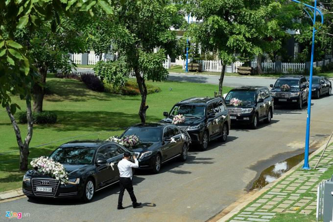 H&agrave;ng xe sang đồng m&agrave;u đen dừng trước cổng nh&agrave; c&ocirc; d&acirc;u Đặng Thu Thảo. So với c&aacute;c hoa hậu, Thu Thảo lấy chồng kh&aacute; sớm. Những hoa hậu ở c&aacute;c nhiệm kỳ trước c&ocirc; như Mai Phương Th&uacute;y, Ngọc H&acirc;n đều chưa vội chuyện chồng con. (Ảnh: Zing)