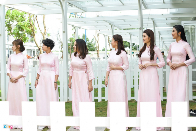 D&agrave;n ph&ugrave; d&acirc;u của Thu Thảo, trong đ&oacute; c&oacute; Hoa hậu Ngọc H&acirc;n, mặc &aacute;o d&agrave;i hồng nh&atilde; nhặn. Kiểu d&aacute;ng trang phục cũng được thiết kế đơn giản như &aacute;o d&agrave;i cưới của c&ocirc; d&acirc;u. &nbsp;(Ảnh: Zing)