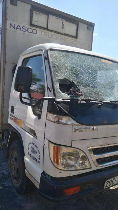 Chiếc xe của &ocirc;ng Tr&agrave; bị c&ocirc;n đồ ph&aacute; hư hỏng.