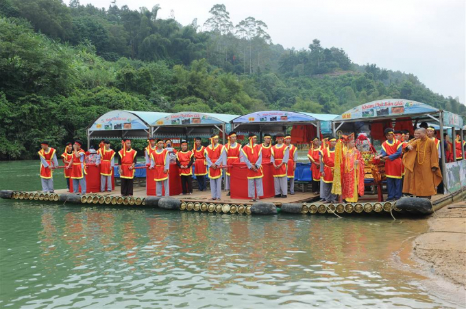 Buổi lễ thu h&uacute;t đ&ocirc;ng đảo nh&acirc;n d&acirc;n, phật tử tham gia.