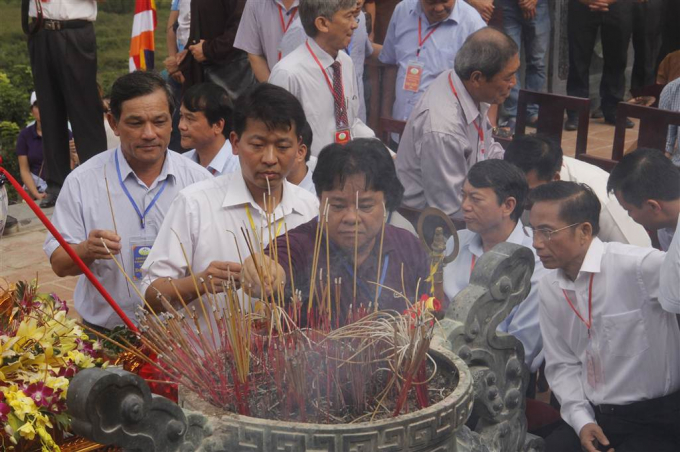 C&aacute;c đại biểu d&acirc;ng hương tại ch&ugrave;a Phật t&iacute;ch Tr&uacute;c l&acirc;m Bản Giốc.