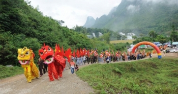 Cao Bằng: Mãn nhãn với nghi thức rước "nước thiêng" tại thác Bản Giốc