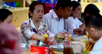 Phố hàng rong Sài Gòn đã có... bàn ăn