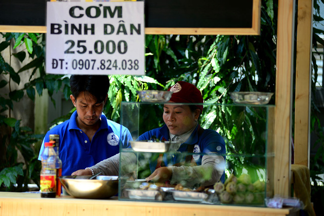Gi&aacute; cả hợp l&iacute;, m&oacute;n ăn sạch sẽ thu h&uacute;t nhiều người tới ăn uống.