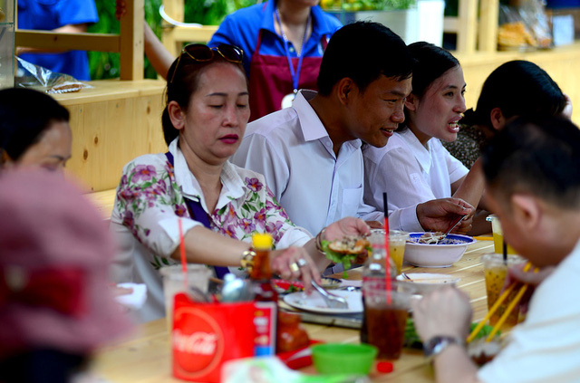 Kh&aacute;c với phố h&agrave;ng rong ở đường Nguyễn Văn Chi&ecirc;m, phố h&agrave;ng rong thứ 2 c&oacute; k&ecirc; b&agrave;n ghế để kh&aacute;ch tiện ngồi ăn uống tại chỗ.