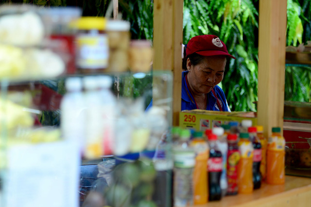 C&aacute;c gian h&agrave;ng b&agrave;y b&aacute;n đủ loại m&oacute;n ăn đến nước uống v&agrave; đồ ăn vặt.