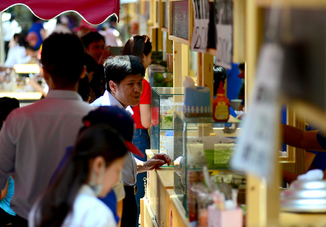 Phố h&agrave;ng rong n&agrave;y hoạt động trong khung giờ từ 6g-9g v&agrave; 11g-14g mỗi ng&agrave;y. Phố d&agrave;i 30 m&eacute;t, c&oacute; 30 hộ d&acirc;n thay phi&ecirc;n nhau kinh doanh dịch vụ ăn uống.