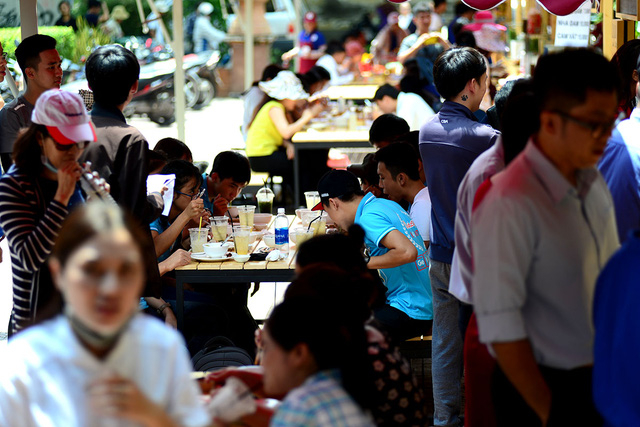 V&agrave;o buổi trưa, lượng kh&aacute;ch đến ăn uống kh&aacute; đ&ocirc;ng.