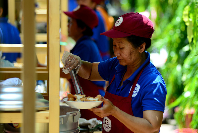 B&agrave; Thanh T&acirc;m, chủ h&agrave;ng kinh doanh cho biết, mới mở n&ecirc;n lượng kh&aacute;ch chưa đ&ocirc;ng lắm.