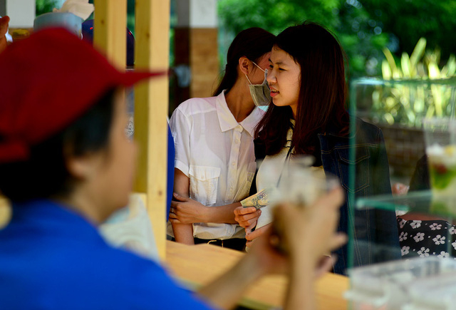 Kh&aacute;ch h&agrave;ng đa dạng từ nh&acirc;n vi&ecirc;n văn ph&ograve;ng, học sinh đến người lao động.