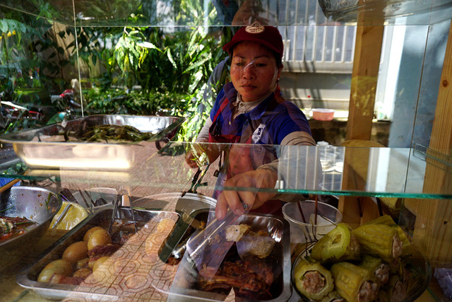 C&aacute;c hộ kinh doanh kh&aacute; bận rộn v&agrave;o buổi trưa.