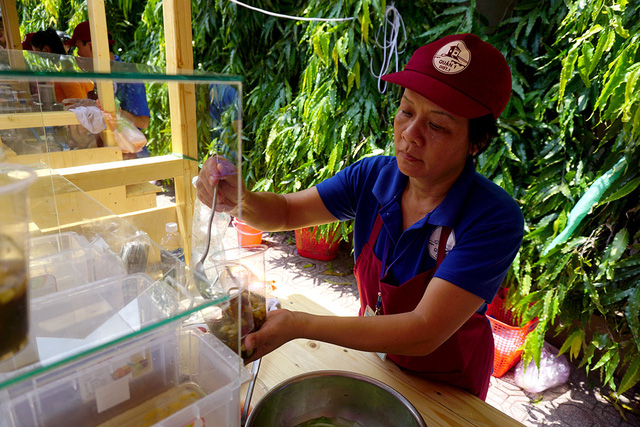 C&aacute;c m&oacute;n ăn vặt như ch&egrave;, b&aacute;nh tr&aacute;ng... được nhiều người ưa chuộng.