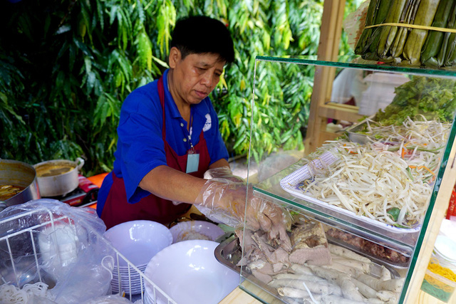 Một cửa h&agrave;ng kinh doanh b&aacute;n b&uacute;n b&ograve; sạch sẽ.