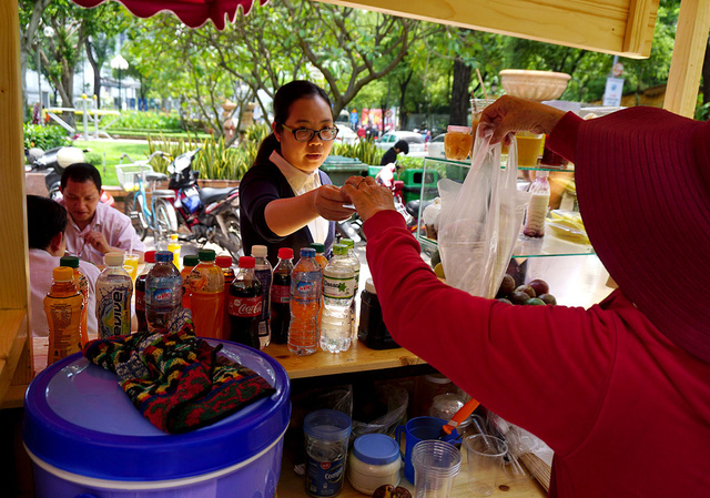 Kh&aacute;ch h&agrave;ng c&oacute; thể vừa ăn trưa, vừa ngồi nh&acirc;m nhi c&agrave; ph&ecirc; hay nước ngọt tại chỗ.