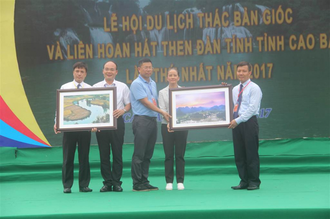 L&atilde;nh đạo huyện Tr&ugrave;ng Kh&aacute;nh tặng qu&agrave; lưu niệm cho đại diện hai huyện Đại T&acirc;n v&agrave; Tịnh T&acirc;y, Trung Quốc.