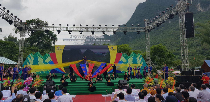 Chương tr&igrave;nh đ&atilde; diễn ra với nhiều tiết mục văn nghệ đặc sắc.