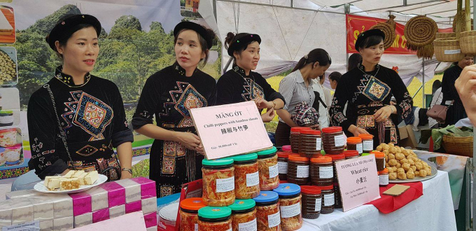 Tưng bừng khai mạc lễ hội du lịch Th&aacute;c Bản Giốc