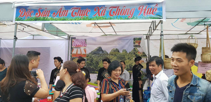 Du kh&aacute;ch th&iacute;ch th&uacute; với những sản phẩm do c&aacute;c đơn vị mang tới tham dự.