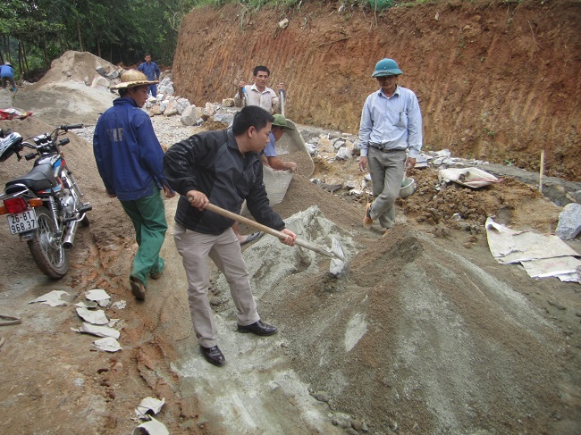 Nhiều tuyến giao th&ocirc;ng quan trọng v&agrave; c&aacute;c c&ocirc;ng tr&igrave;nh c&ocirc;ng cộng ở Sơn La được quan t&acirc;m đầu tư trong giai đoạn 2012 &ndash; 2015.