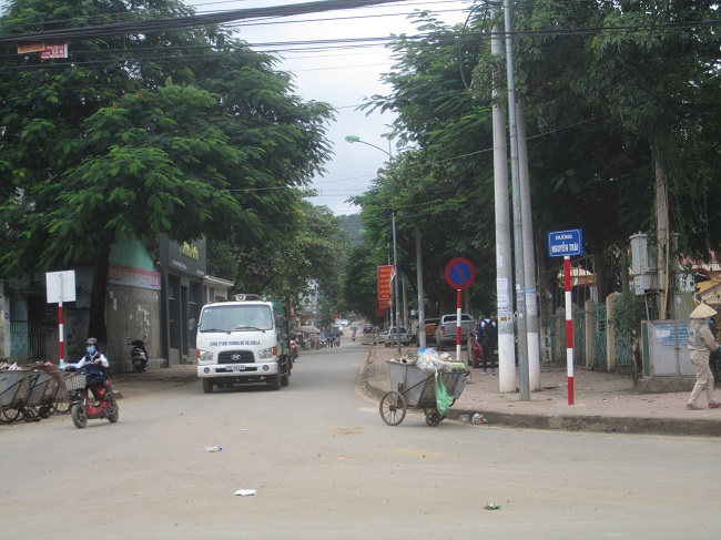 Chiếc cột điện n&agrave;y vốn nằm giữa l&ograve;ng đường cả chục năm trời v&agrave; chỉ trở về đ&uacute;ng chỗ khi &ocirc;ng Nghĩa l&agrave;m B&iacute; thư Tỉnh ủy Sơn La.