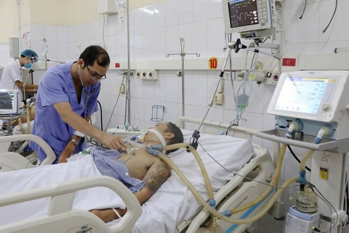 Nạn nh&acirc;n ngộ độc rượu được điều trị t&iacute;ch cực tại Bệnh viện đa khoa Quảng Ninh. Ảnh: BVQN