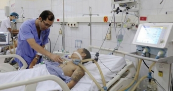 7 người ngộ độc nghi do uống nhầm rượu thuốc để bóp chân