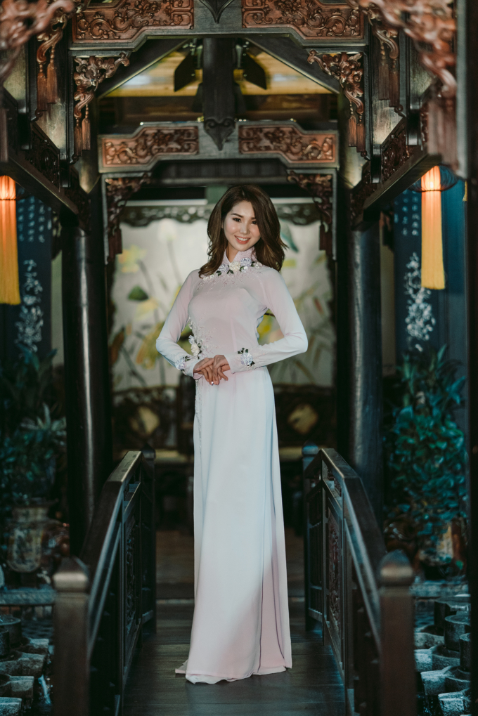 Miss Grand Nhật Bản g&acirc;y bất ngờ khi xuất hiện trong t&agrave; &aacute;o d&agrave;i Việt Nam