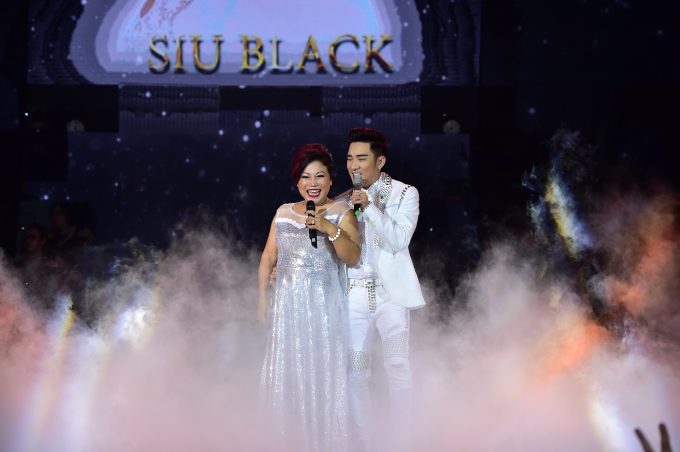 Quang H&agrave; nắm tay Phương Thanh v&agrave; Siu Black lại gần nhau trong Live Concert