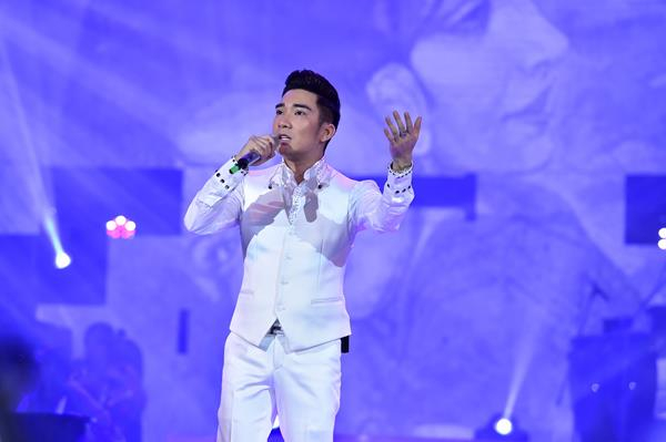 Quang H&agrave; nắm tay Phương Thanh v&agrave; Siu Black lại gần nhau trong Live Concert