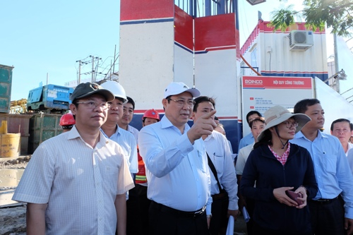 Chủ tịch UBND TP Đ&agrave; Nẵng Huỳnh Đức Thơ kiểm tra c&aacute;c c&ocirc;ng tr&igrave;nh phục vụ APEC 2017. Ảnh: Q.Đ.