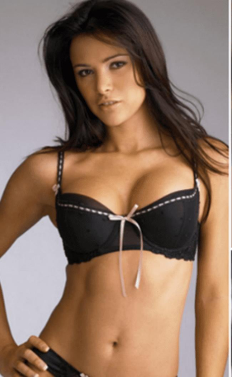 Nhờ tu&acirc;n thủ nghi&ecirc;m khắc chế độ ăn uống v&agrave; tập luyện, Allison Stokke lu&ocirc;n giữ được cơ thể săn chắc.