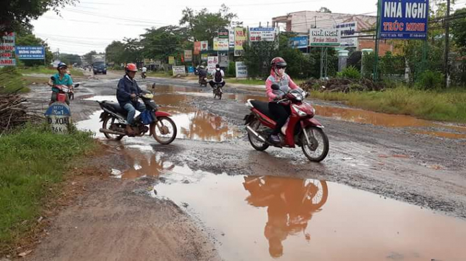 Nhiều ng&agrave;y qua, người d&acirc;n ở B&igrave;nh Phước rất bức x&uacute;c khi phải đi qua đoạn đường &nbsp;ĐT 751, đi qua địa phận KP 8, TT. Chơn Th&agrave;nh, &nbsp;H. Chơn Th&agrave;nh, tỉnh B&igrave;nh Phước với h&agrave;ng loạt ổ voi, ổ g&agrave; lẫn &ldquo;ao nước&rdquo;.