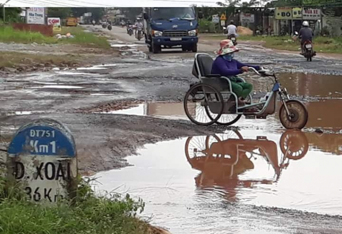 Nhiều đoạn đường trở th&agrave;nh ao, khiến cho người d&acirc;n v&agrave; những người tham gia giao th&ocirc;ng hoảng sợ khi đi qua cung đường n&agrave;y.