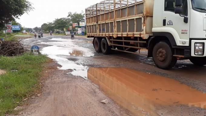 Anh Vũ B&aacute; Trung, t&agrave;i xế thường xuy&ecirc;n qua lại tr&ecirc;n con đường n&agrave;y b&uacute;c x&uacute;c: &ldquo;Đoạn đường gồ ghề bị hư hỏng trong thời gian kh&aacute; l&acirc;u nhưng kh&ocirc;ng được sửa chữa. Mỗi khi c&oacute; mưa, nơi đ&acirc;y biến th&agrave;nh những vũng nước lớn rất nguy hiểm. Xe lớn đi qua bắn nước tung t&oacute;e g&acirc;y mất vệ sinh khu vực. Đ&oacute; l&agrave; chưa kể, nhiều t&agrave;i xế v&igrave; n&eacute; tr&aacute;nh ổ g&agrave; va quẹt những người tham gia giao th&ocirc;ng kh&aacute;c&rdquo;.