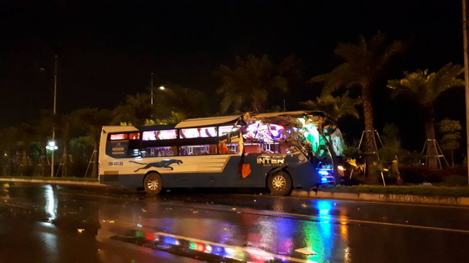 C&uacute; t&ocirc;ng mạnh khiến đầu xe kh&aacute;ch n&aacute;t b&eacute;t.