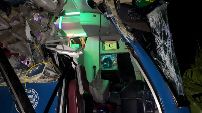 Phần đầu xe kh&aacute;ch bị biến dạng ho&agrave;n to&agrave;n.