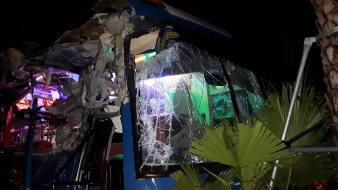 Phần đầu xe bị vỡ n&aacute;t, nhiều đồ đạc v&agrave; giường nằm biến dạng