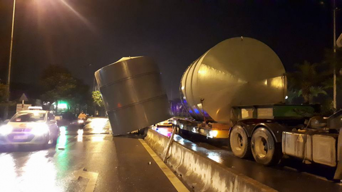 Chiếc xe tải&nbsp;bị văng một bồn ra đường.
