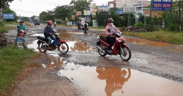 Bình Phước: Mặt đường ĐT 751 biến thành ...ao!