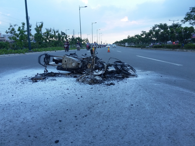 Xe m&aacute;y ch&aacute;y rụi sau va chạm.