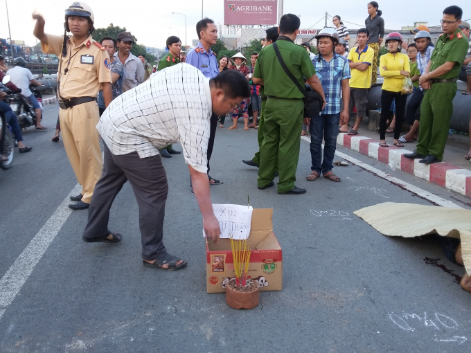 Người d&acirc;n quy&ecirc;n g&oacute;p tiền thu&ecirc; xe đưa nạn nh&acirc;n về qu&ecirc; mai t&aacute;ng.