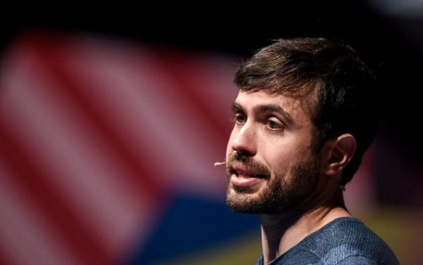 Anh Justin Roenstein, 34 tuổi l&agrave; cha đẻ của n&uacute;t