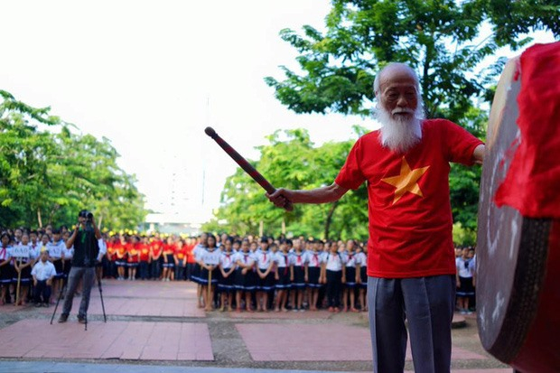 PGS Văn Như Cương đ&aacute;nh trống ng&agrave;y khai giảng.