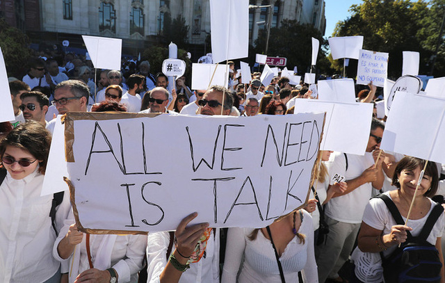 H&ocirc;m 1/10, Catalonia đ&atilde; tiến h&agrave;nh cuộc trưng cầu d&acirc;n &yacute; về việc độc lập khỏi T&acirc;y Ban Nha, với kết quả l&agrave; 90% cử tri ủng hộ điều n&agrave;y. Ch&iacute;nh phủ T&acirc;y Ban Nha gọi cuộc trưng cầu d&acirc;n &yacute; l&agrave; bất hợp ph&aacute;p, trong khi giới chức Catalonia cho biết sẽ tuy&ecirc;n bố độc lập trong thời gian tới. (Ảnh: RT)