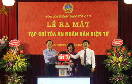 Đồng ch&iacute; Nguyễn Th&uacute;y Hiền, Ph&oacute; Ch&aacute;nh &aacute;n TANDTC, Trưởng ban Ban Chỉ đạo c&ocirc;ng t&aacute;c Th&ocirc;ng tin - tuy&ecirc;n truyền TAND, đồng ch&iacute; Nguyễn Văn Pha, Ph&oacute; chủ nhiệm UBTP của Quốc Hội v&agrave; đồng ch&iacute; Trần Quốc Việt, Tổng bi&ecirc;n tập Tạp ch&iacute; TAND&nbsp;bấm n&uacute;t khai trương Tạp ch&iacute; TAND điện tử.