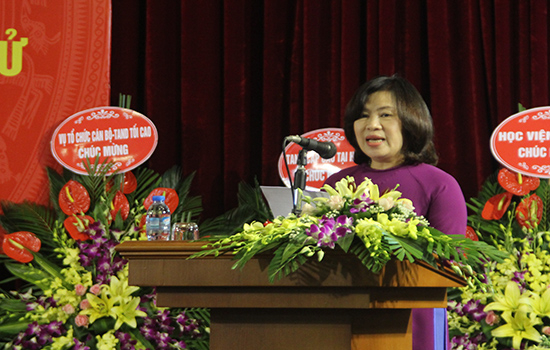 Đồng ch&iacute; Nguyễn Th&uacute;y Hiền, Ph&oacute; Ch&aacute;nh &aacute;n TANDTC, Trưởng ban Ban Chỉ đạo c&ocirc;ng t&aacute;c Th&ocirc;ng tin - tuy&ecirc;n truyền TAND ph&aacute;t biểu tại buổi lễ.