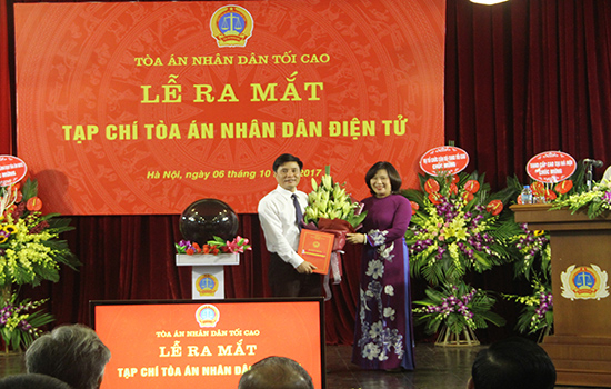Đồng ch&iacute; Nguyễn Th&uacute;y Hiền, Ph&oacute; Ch&aacute;nh &aacute;n TANDTC, Trưởng ban Ban Chỉ đạo c&ocirc;ng t&aacute;c Th&ocirc;ng tin - tuy&ecirc;n truyền TAND trao Giấy ph&eacute;p hoạt động v&agrave; QĐ th&agrave;nh lập Tạp ch&iacute; TAND điện tử cho đồng ch&iacute; Trần Quốc Việt, Tổng bi&ecirc;n tập Tạp ch&iacute; TAND.