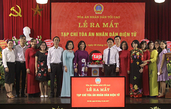 L&atilde;nh đạo TANDTC chụp ảnh với c&aacute;n bộ, ph&oacute;ng vi&ecirc;n, bi&ecirc;n tập vi&ecirc;n tại buổi Lễ ra mắt&nbsp;Tạp ch&iacute; TAND điện tử